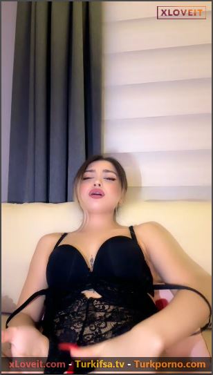 Tango Serina ifşa am meme gösterdi